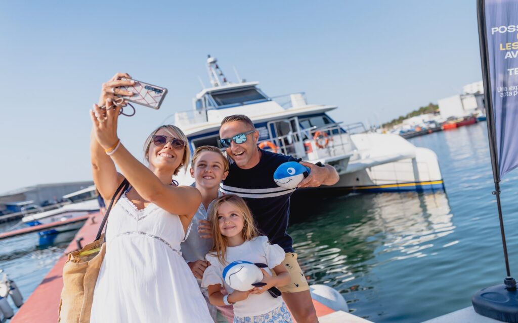 imagen-de-una-família-antes-de-subir-en-el-catamarán-del-tuna-tour-náutic-parc-unica-en-el-mundo