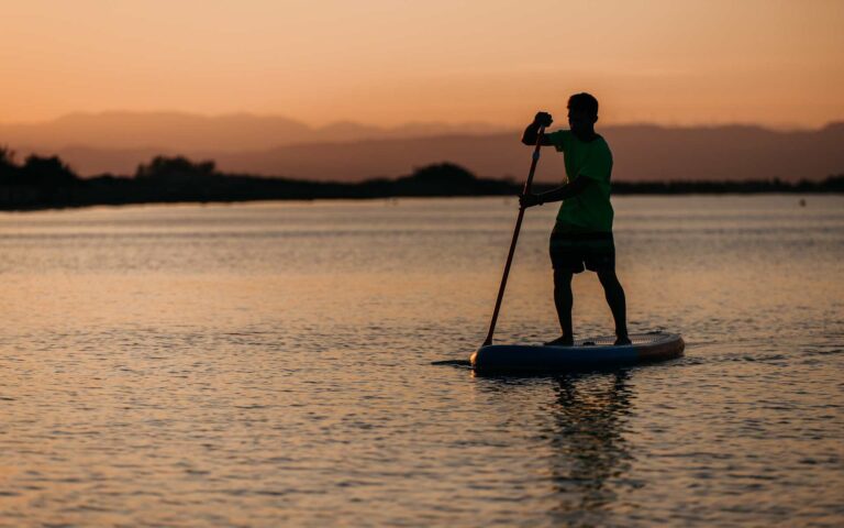 personas-en-la-salida-en-4x4 y paddle-por-el-ebro-avistando-flora-y-fauna-ecositema-nautic-parc-atardecer-biodiversidad-bellez-del-delta-aventura