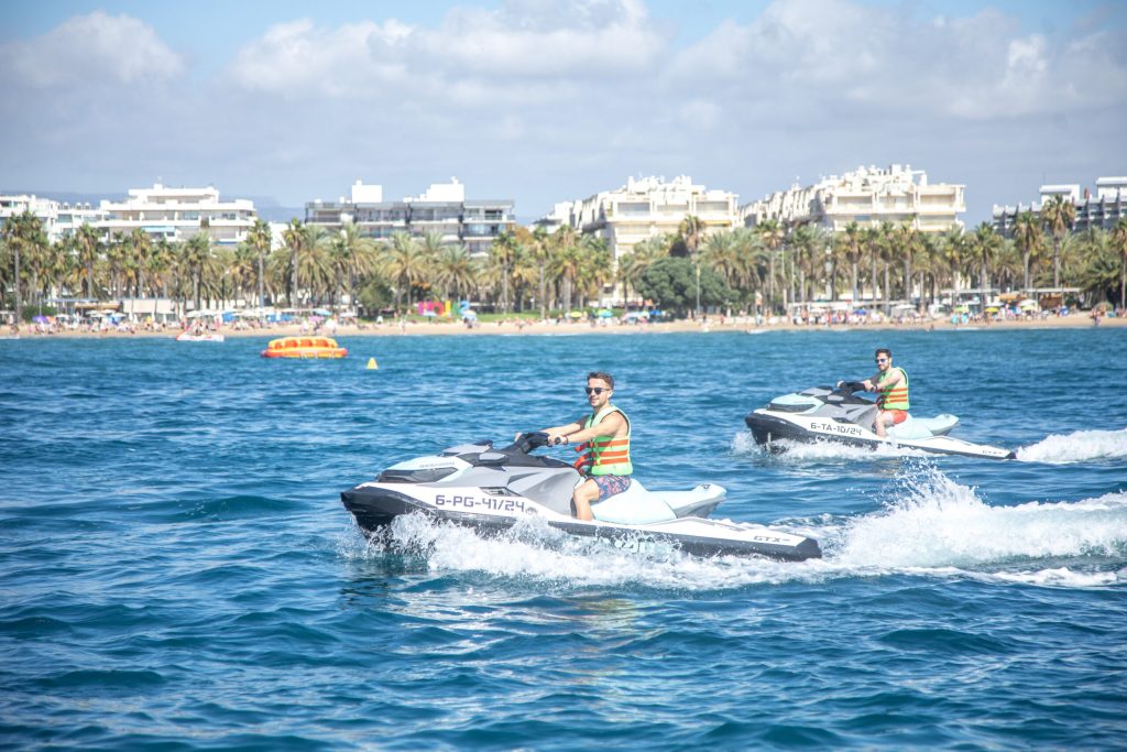 dos-personas-disfrutando-del-circuito-de-moto-nautica-en-salou-