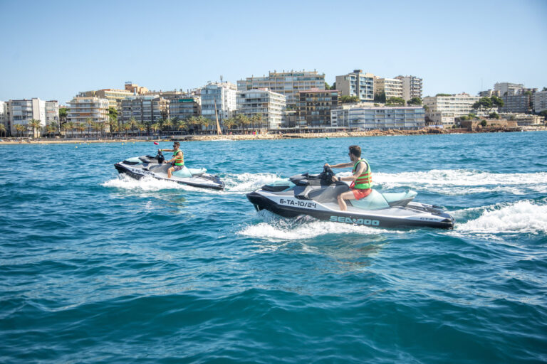 dos-personas-disfrutando-del-circuito-de-moto-nautica-en-salou-