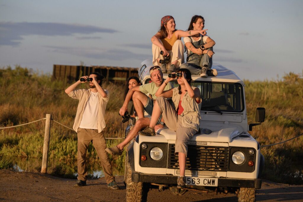 grupo de-personas-en-la-salida-en-4x4-por-el-ebro-avistando-flora-y-fauna-nautic-parc-atardecer